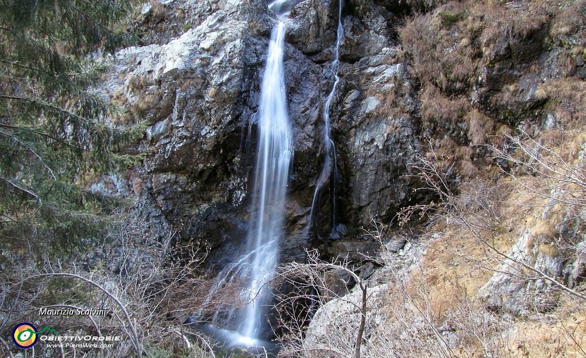 53 Incontro subito un'alta cascata....JPG